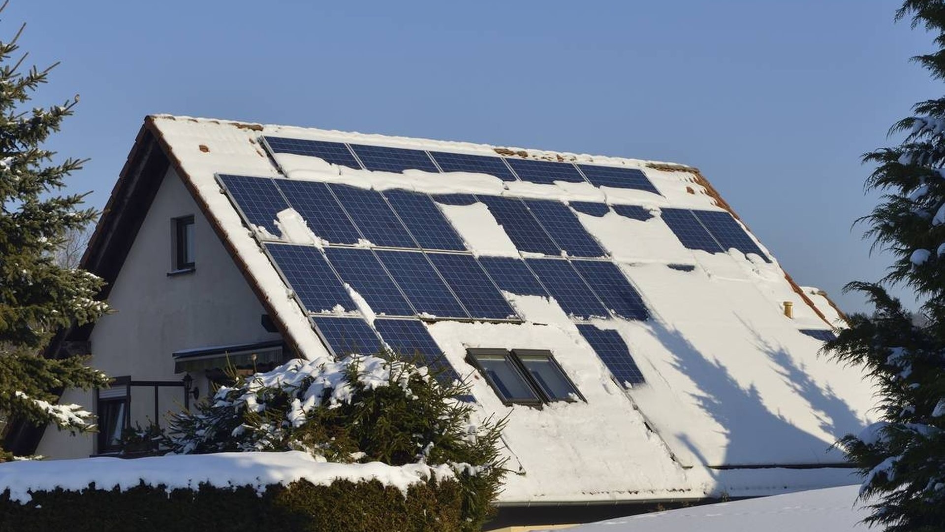Schnee auf PV-Anlage? Photovoltaik Schnee Heizung - Photovoltaikanlage mit  Heizung abtauen sinnvoll? 