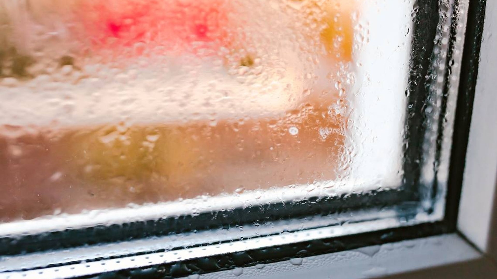 Kondenswasser am Fenster innen vermeiden: Warum wird das Glas